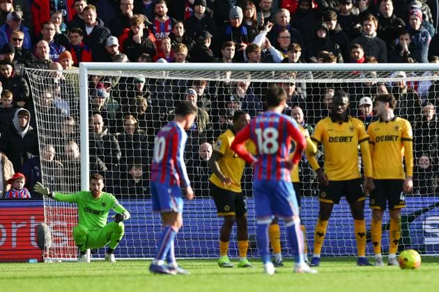 Jose Sa of Wolverhampton Wanderers lines up his defensive wall Crystal Palace v Wolverhampton Wanderers, Premier League, Football, Selhurst Park, London, UK - 22 Feb 2026London Selhurst Park United Kingdom EDITORIAL USE ONLY No use with unauthorised audio, video, data, fixture lists, club league logos or live services. Online in-match use limited to 120 images, no video emulation. No use in betting, games or single club league player publications. Copyright: xSimonxDael Shutterstockx 16681548bb
