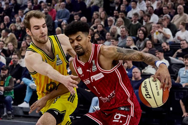 Deutsche Basketball Liga BBL Pokal, BMA365 Bamberg BASKETS vs ALBA Berlin, Berlin ALBA, Bamberg BMA365 BASKETS, 2026-02-22 in München (SAP Garden) DELOW Malte (ALBA Berlin Small Forward (SF) Nr6-BER6), WATSON Ibi (BMA365 Bamberg BASKETS Small Forward (SF) Nr2-BAM2) sportworld München SAP Garden Bayern Deutschland