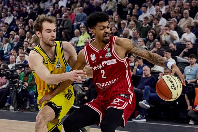 Deutsche Basketball Liga BBL Pokal, BMA365 Bamberg BASKETS vs ALBA Berlin, Berlin ALBA, Bamberg BMA365 BASKETS, 2026-02-22 in München (SAP Garden) DELOW Malte (ALBA Berlin Small Forward (SF) Nr6-BER6), WATSON Ibi (BMA365 Bamberg BASKETS Small Forward (SF) Nr2-BAM2) sportworld München SAP Garden Bayern Deutschland