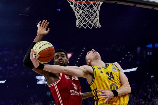 Deutsche Basketball Liga BBL Pokal, BMA365 Bamberg BASKETS vs ALBA Berlin, Berlin ALBA, Bamberg BMA365 BASKETS, 2026-02-22 in München (SAP Garden) BEAN Bennet (ALBA Berlin Point Guard (PG) Nr33-BER33), ONU Ejiofor (BMA365 Bamberg BASKETS Center (C) Nr35-BAM35) sportworld München SAP Garden Bayern Deutschland
