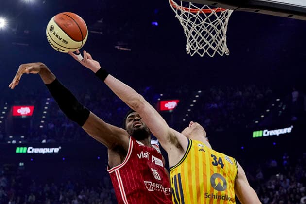 Deutsche Basketball Liga BBL Pokal, BMA365 Bamberg BASKETS vs ALBA Berlin, Berlin ALBA, Bamberg BMA365 BASKETS, 2026-02-22 in München (SAP Garden) BEAN Bennet (ALBA Berlin Point Guard (PG) Nr33-BER33), ONU Ejiofor (BMA365 Bamberg BASKETS Center (C) Nr35-BAM35) sportworld München SAP Garden Bayern Deutschland