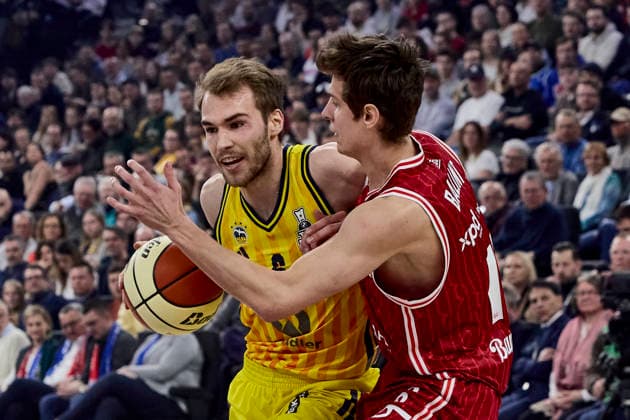 Deutsche Basketball Liga BBL Pokal, BMA365 Bamberg BASKETS vs ALBA Berlin, Berlin ALBA, Bamberg BMA365 BASKETS, 2026-02-22 in München (SAP Garden) DELOW Malte (ALBA Berlin Small Forward (SF) Nr6-BER6), BALINT Richard (BMA365 Bamberg BASKETS Point Guard (PG) Nr11-BAM11) sportworld München SAP Garden Bayern Deutschland