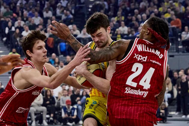 Deutsche Basketball Liga BBL Pokal, BMA365 Bamberg BASKETS vs ALBA Berlin, Berlin ALBA, Bamberg BMA365 BASKETS, 2026-02-22 in München (SAP Garden) MATTISSECK Jonas (ALBA Berlin Shooting Guard (SG) Nr9-BER9), BALINT Richard (BMA365 Bamberg BASKETS Point Guard (PG) Nr11-BAM11), WILLIAMS Cobe (BMA365 Bamberg BASKETS Point Guard (PG) Nr24-BAM24) sportworld München SAP Garden Bayern Deutschland