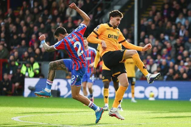 Daniel Munoz of Crystal Palace and Santiago Bueno of Wolverhampton Wanderers Crystal Palace v Wolverhampton Wanderers, Premier League, Football, Selhurst Park, London, UK - 22 Feb 2026London Selhurst Park United Kingdom EDITORIAL USE ONLY No use with unauthorised audio, video, data, fixture lists, club league logos or live services. Online in-match use limited to 120 images, no video emulation. No use in betting, games or single club league player publications. Copyright: xSimonxDael Shutterstockx 16681548aw