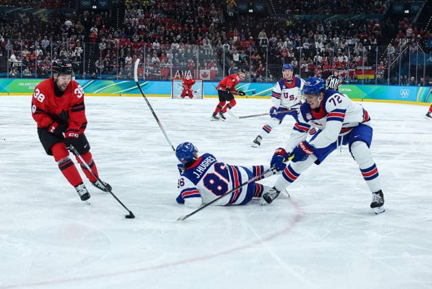 GIOCHI OLIMPICI - Olimpiadi Invernali Milano-Cortina 2026 - Men s Ice hockey, Eishockey - Canada vs USA Canada s Brandon Hagel hidered by USA s Jack Hughes and USA s Tage Thompson during the Olympic Winter games, Winterspiele,Spiele, Summer games Milano-Cortina 2026, Men s Ice Hockey Final - Canada vs USA on February 22, 2026 at Milano Santagiulia Ice Hockey Arena in Milan, Italy Cortina D Ampezzo Italy  Copyright: xIPAxSport ABACAx
