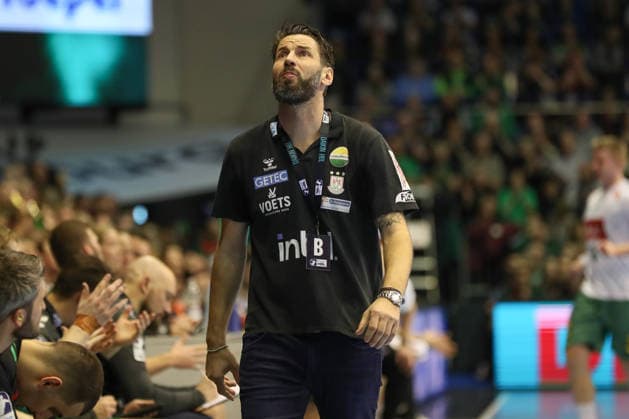 22.02.2026, xgox, Handball - Daikin HBL SC Magdeburg - GWD Minden emspor, v.l. Bennet Wiegert (Magdeburg, Trainer) nachdenklich Magdeburg