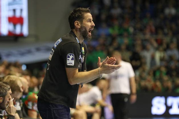 22.02.2026, xgox, Handball - Daikin HBL SC Magdeburg - GWD Minden emspor, v.l. Bennet Wiegert (Magdeburg, Trainer) gibt Anweisungen, gestikuliert mit den Armen, gesticulate, gives instructions Magdeburg