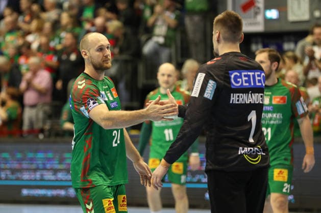 22.02.2026, xgox, Handball - Daikin HBL SC Magdeburg - GWD Minden emspor, v.l. Christian O Sullivan (Magdeburg, 24), Sergey Hernandez Ferrer (Magdeburg, 1) Jubel ueber den Sieg, Jubel nach Spielende Magdeburg
