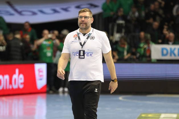 22.02.2026, xgox, Handball - Daikin HBL SC Magdeburg - GWD Minden emspor, v.l. Aaron Ziercke (Minden, Trainer) enttaeuscht, schaut enttaeuscht, niedergeschlagen, disappointed Magdeburg