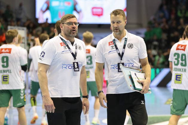 22.02.2026, xgox, Handball - Daikin HBL SC Magdeburg - GWD Minden emspor, v.l. Aaron Ziercke (Minden, Trainer) und Evars Klesniks (Minden, Co-Trainer) Magdeburg