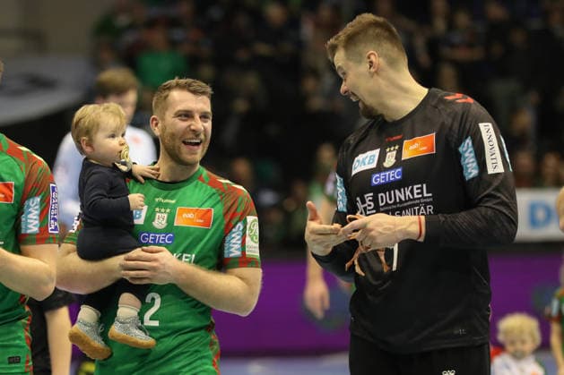 22.02.2026, xgox, Handball - Daikin HBL SC Magdeburg - GWD Minden emspor, v.l. Lukas Mertens (Magdeburg, 22), Sergey Hernandez Ferrer (Magdeburg, 1) Jubel ueber den Sieg, Jubel nach Spielende Magdeburg