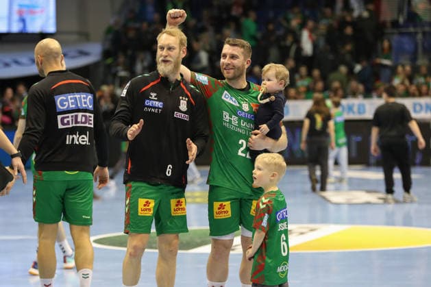 22.02.2026, xgox, Handball - Daikin HBL SC Magdeburg - GWD Minden emspor, v.l. Matthias Musche (Magdeburg, 6) und Lukas Mertens (Magdeburg, 22) mit ihren Kinder nach dem Spiel Magdeburg