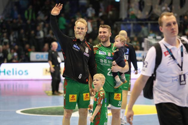 22.02.2026, xgox, Handball - Daikin HBL SC Magdeburg - GWD Minden emspor, v.l. Matthias Musche (Magdeburg, 6) und Lukas Mertens (Magdeburg, 22) mit ihren Kinder nach dem Spiel Magdeburg