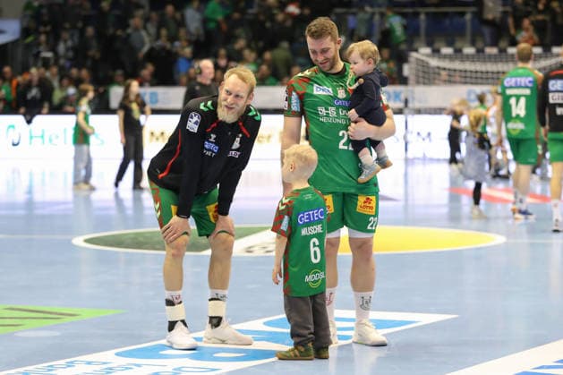 22.02.2026, xgox, Handball - Daikin HBL SC Magdeburg - GWD Minden emspor, v.l. Matthias Musche (Magdeburg, 6) und Lukas Mertens (Magdeburg, 22) mit ihren Kinder nach dem Spiel Magdeburg