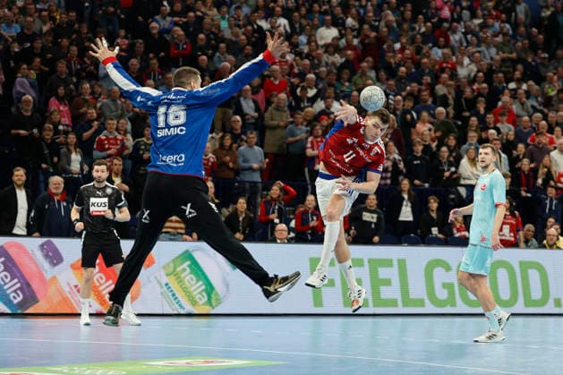 Handball 1. Handball-Bundesliga, Daikin HBL 2025 2026 - Handball Verein Hamburg (HSVH) vs. MT Melsungen Nicolaj Jörgensen Joergensen (Hamburg) wirft den Ball an Torwart Nebojsa Simic (Melsungen) vorbei ins Tor . Barclays Arena Hamburg Hamburg Foto: Frank Schoof