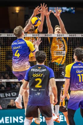 22.02.26, Volleyball, Männer: BR Volleys - Volley Goats Mitteldeutschland, Bundesliga, 23. Spieltag, Max-Schmeling-Halle. Jake Hanes (BR Volleys) und Florian Krage (BR Volleys) blocken den Angriff von Tom Borchert. BR Volleys - Volley Goats Mitteldeutschland,