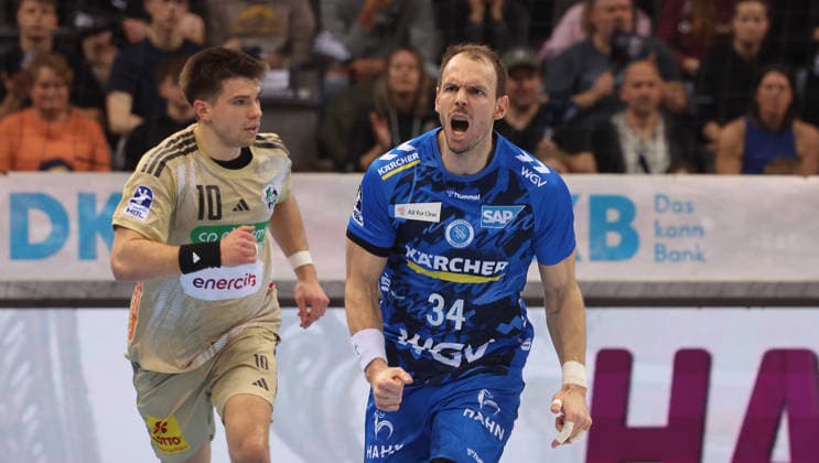 Stuttgart , Handball Daikin Bundesliga TVB Stuttgart vs. TSV Hannover-Burgdorf , von links: renars Uscins ( Hann ) Kai Häfner ( TVB )