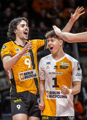 22.02.26, Volleyball, Männer: BR Volleys - Volley Goats Mitteldeutschland, Bundesliga, 23. Spieltag, Max-Schmeling-Halle. Nolan Flexen (BR Volleys) und Maximilian Treiter (BR Volleys) freuen sich ueber den Sieg. BR Volleys - Volley Goats Mitteldeutschland,