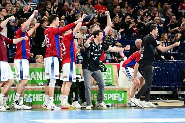Handball I Herren I Bundesliga l Daikin HBL I Handball Sportverein Hamburg - MT Melsungen I Spieltag I Saison 2025-2026 I HSVH I 22.02.2026 I Jansen Torsten Trainer (HSV Hamburg) und die Bank jubeln , Sportarena : Barclays Arena Hamburg, Stellingen Hamburg Deutschland