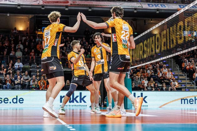 22.02.26, Volleyball, Männer: BR Volleys - Volley Goats Mitteldeutschland, Bundesliga, 23. Spieltag, Max-Schmeling-Halle. Ruben Schott (BR Volleys) freut sich mit der Mannschaft ueber den Punkt. BR Volleys - Volley Goats Mitteldeutschland,