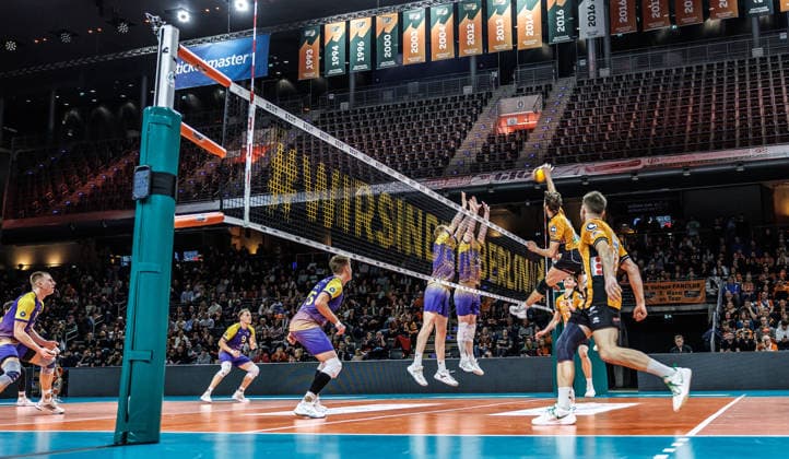 22.02.26, Volleyball, Männer: BR Volleys - Volley Goats Mitteldeutschland, Bundesliga, 23. Spieltag, Max-Schmeling-Halle. Matthew Knigge (BR Volleys) spielt den Ball ueber das Netz. BR Volleys - Volley Goats Mitteldeutschland,
