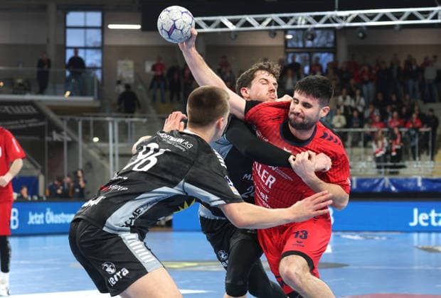 22.02.2026, Deutschland, Bietigheim, Handball 2. Bundesliga, SG BBM Bietigheim vs. TuS N-Lübbecke, v.l. Tim Roman Wieling (TuS), Sven Wesseling (TuS), Juan de la Pena (BBM)