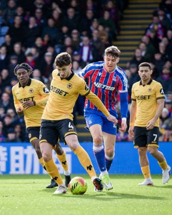 LONDON, ENGLAND - FEBRUARY 22: Santiago Bueno of Wolverhampton Wanderers and Jorgen Strand Larsen of Crystal Palace in action during the Premier League match between Crystal Palace and Wolverhampton Wanderers at Selhurst Park on February 22, 2026 in London, England. (Photo by Pedro Porru) SPO  Copyright: xPedroxPorru