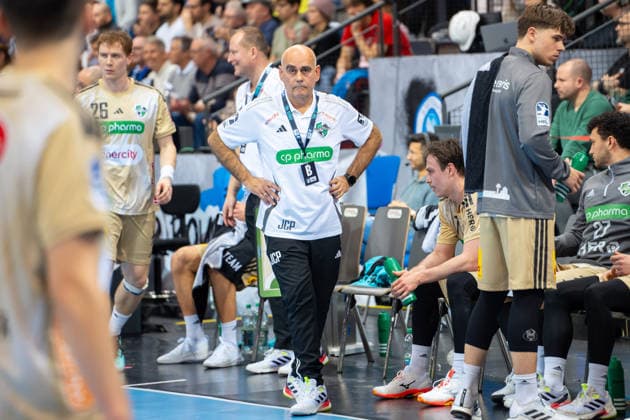 Handball I Herren I Saison 2025-2026 I Bundesliga I 22. Spieltag I TVB Stuttgart - TSV Hannover-Burgdorf I 22.02.2026 Juan Carlos Pastor Gomez (Trainer, TSV Hannover Burgdorf) Stuttgart Porsche Arena Baden-Württemberg Deutschland Copyright: xLobeca MaxxPetershansx