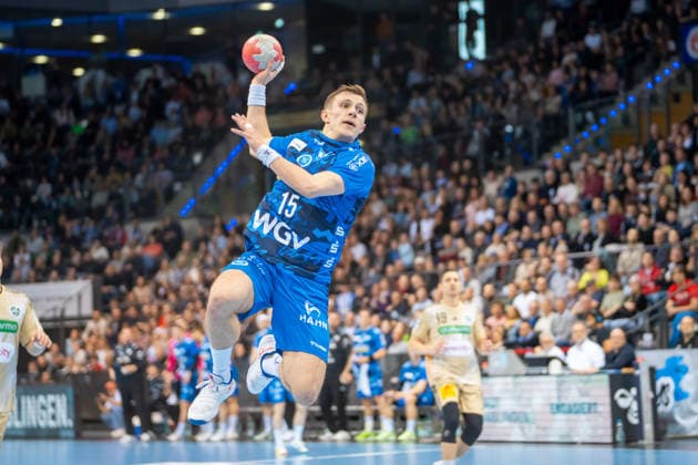 Handball I Herren I Saison 2025-2026 I Bundesliga I 22. Spieltag I TVB Stuttgart - TSV Hannover-Burgdorf I 22.02.2026 Simone Mengon (15, TVB Stuttgart) im Wurf Stuttgart Porsche Arena Baden-Württemberg Deutschland Copyright: xLobeca MaxxPetershansx