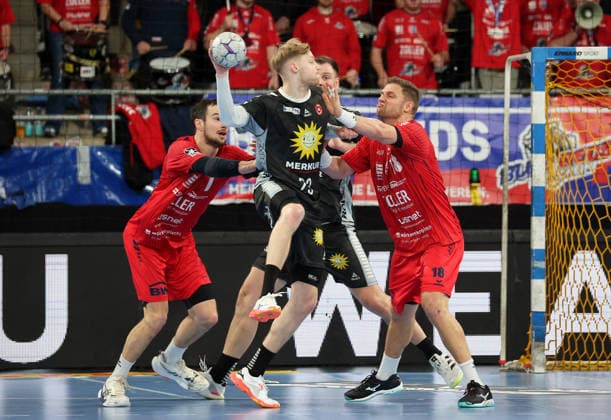 22.02.2026, Deutschland, Bietigheim, Handball 2. Bundesliga, SG BBM Bietigheim vs. TuS N-Lübbecke, v.l. Niko Blaauw (TuS), Fabian Wiederstein (BBM)