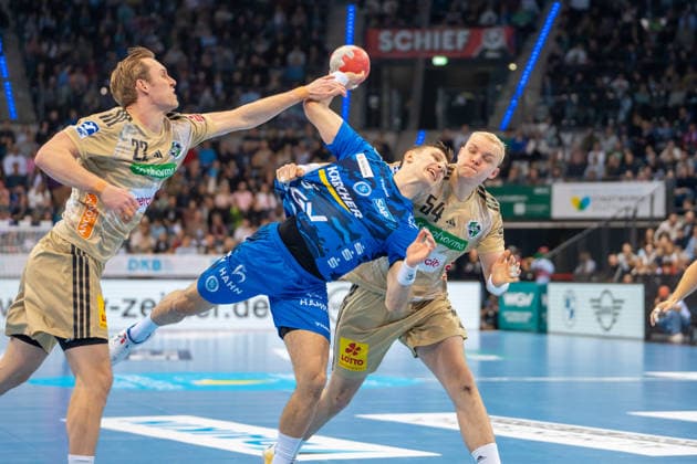 Handball I Herren I Saison 2025-2026 I Bundesliga I 22. Spieltag I TVB Stuttgart - TSV Hannover-Burgdorf I 22.02.2026 Simone Mengon (15, TVB Stuttgart) mit Ball verteidigt von Marian Michalczik (22, TSV Hannover Burgdorf) und Justus Fischer (54, TSV Hannover Burgdorf) Stuttgart Porsche Arena Baden-Württemberg Deutschland Copyright: xLobeca MaxxPetershansx
