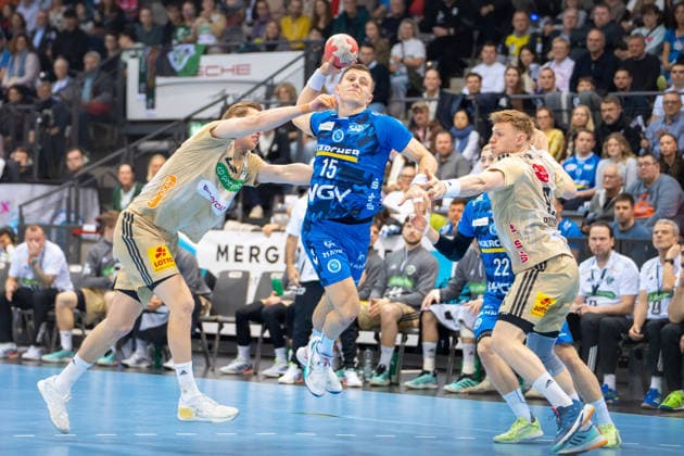Handball I Herren I Saison 2025-2026 I Bundesliga I 22. Spieltag I TVB Stuttgart - TSV Hannover-Burgdorf I 22.02.2026 Simone Mengon (15, TVB Stuttgart) im Wurf, verteidigt von Marian Michalczik (22, TSV Hannover Burgdorf) und Vilhelm Poulsen (9, TSV Hannover Burgdorf) Stuttgart Porsche Arena Baden-Württemberg Deutschland Copyright: xLobeca MaxxPetershansx