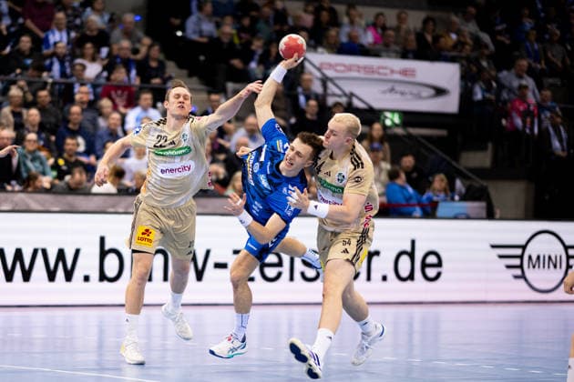 Simone Mengon, (TVB Stuttgart, 15), am Kreis, gegen Marian Michalczik, (TSV Hannover Burgdorf, 22), TVB Stuttgart vs. TSV Hannover Burgdorf, DAIKIN Handballbundesliga, 22. Spieltag, Saison 2025 2026, 22.02.2026 Eibner-Pressefoto Andreas Ulmer TVB Stuttgart vs. TSV Hannover Burgdorf, DAIKIN Handballbundesliga, 22. Spieltag, Saison 2025 2026, 22.02.2026 Stuttgart Copyright: xEibner-Pressefoto AndreasxUlmerx EP_AUR
