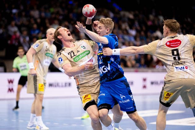 Marian Michalczik, (TSV Hannover Burgdorf, 22), gegenTorben Matzken, (TVB Stuttgart, 22), TVB Stuttgart vs. TSV Hannover Burgdorf, DAIKIN Handballbundesliga, 22. Spieltag, Saison 2025 2026, 22.02.2026 Eibner-Pressefoto Andreas Ulmer TVB Stuttgart vs. TSV Hannover Burgdorf, DAIKIN Handballbundesliga, 22. Spieltag, Saison 2025 2026, 22.02.2026 Stuttgart Copyright: xEibner-Pressefoto AndreasxUlmerx EP_AUR