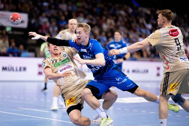 Marian Michalczik, (TSV Hannover Burgdorf, 22), gegenTorben Matzken, (TVB Stuttgart, 22), TVB Stuttgart vs. TSV Hannover Burgdorf, DAIKIN Handballbundesliga, 22. Spieltag, Saison 2025 2026, 22.02.2026 Eibner-Pressefoto Andreas Ulmer TVB Stuttgart vs. TSV Hannover Burgdorf, DAIKIN Handballbundesliga, 22. Spieltag, Saison 2025 2026, 22.02.2026 Stuttgart Copyright: xEibner-Pressefoto AndreasxUlmerx EP_AUR