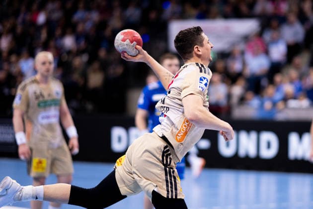 Renars Uscins, (TSV Hannover Burgdorf, 10), beim Wurf TVB Stuttgart vs. TSV Hannover Burgdorf, DAIKIN Handballbundesliga, 22. Spieltag, Saison 2025 2026, 22.02.2026 Eibner-Pressefoto Andreas Ulmer TVB Stuttgart vs. TSV Hannover Burgdorf, DAIKIN Handballbundesliga, 22. Spieltag, Saison 2025 2026, 22.02.2026 Stuttgart Copyright: xEibner-Pressefoto AndreasxUlmerx EP_AUR