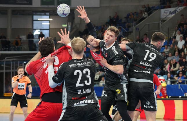 22.02.2026, Deutschland, Bietigheim, Handball 2. Bundesliga, SG BBM Bietigheim vs. TuS N-Lübbecke, v.l. Jonathan Fischer (BBM). Nico Blaauw (TuS), Dominik Claus (BBM), Alexander Schulze (TuS), Yannick Dräger (TuS)