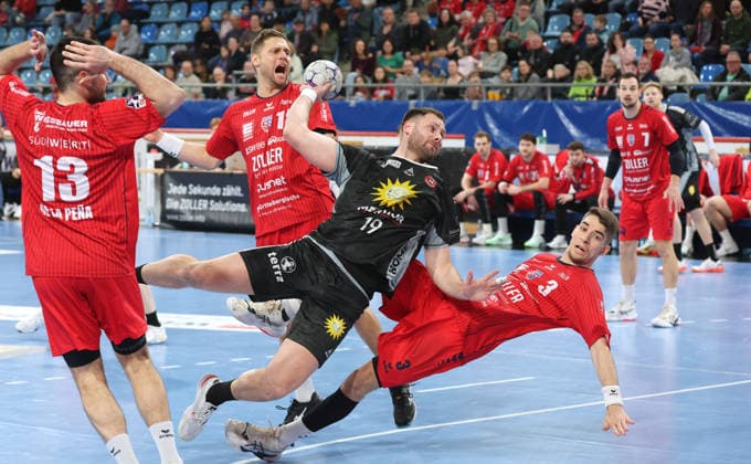 22.02.2026, Deutschland, Bietigheim, Handball 2. Bundesliga, SG BBM Bietigheim vs. TuS N-Lübbecke, v.l. Fabian Wiederstein (BBM), Yannick Dräger (TuS), Nikola Vlahovic (BBM)