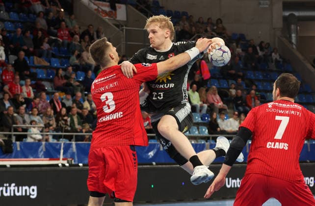 22.02.2026, Deutschland, Bietigheim, Handball 2. Bundesliga, SG BBM Bietigheim vs. TuS N-Lübbecke, v.l. Nikola Vlahovic (BBM), Niko Blaauw (TuS), Dominik Claus (BBM)