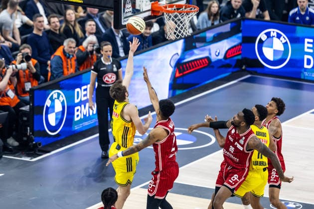 GER, BMW Top Four, Basketball BBL Pokal, Finale, BMA365 Bamberg Baskets - ALBA Berlin. 22.02.2026, SAP Garden, München, GER, BMW Top Four, Basketball BBL Pokal, Finale, BMA365 Bamberg Baskets - ALBA Berlin. Malte Delow (ALBA Berlin 6), Ibi Watson (BMA365 Bamberg Baskets, 2) Foto Alexander Trienitz München SAP Garden Bayern Deutschland