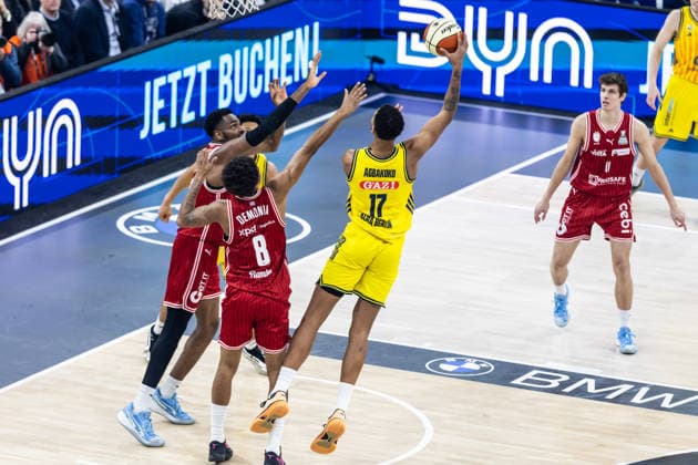 GER, BMW Top Four, Basketball BBL Pokal, Finale, BMA365 Bamberg Baskets - ALBA Berlin. 22.02.2026, SAP Garden, München, GER, BMW Top Four, Basketball BBL Pokal, Finale, BMA365 Bamberg Baskets - ALBA Berlin. Norris Agbakoko (ALBA Berlin 17), Demarcus Demonia (BMA365 Bamberg Baskets, 8) Foto Alexander Trienitz München SAP Garden Bayern Deutschland