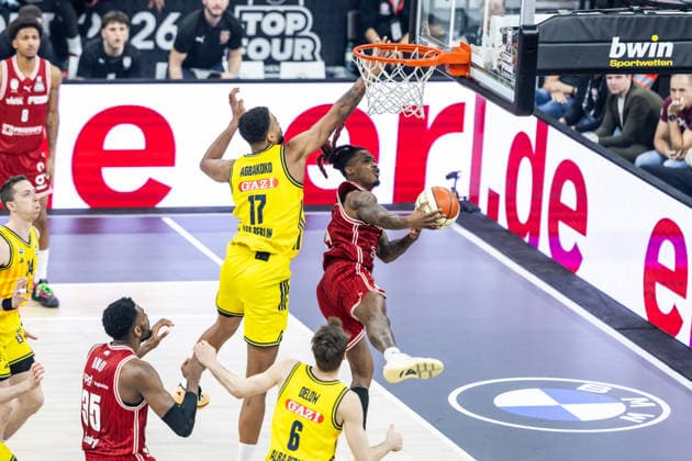 GER, BMW Top Four, Basketball BBL Pokal, Finale, BMA365 Bamberg Baskets - ALBA Berlin. 22.02.2026, SAP Garden, München, GER, BMW Top Four, Basketball BBL Pokal, Finale, BMA365 Bamberg Baskets - ALBA Berlin. Cobe Williams (BMA365 Bamberg Baskets, 24), Norris Agbakoko (ALBA Berlin 17) Foto Alexander Trienitz München SAP Garden Bayern Deutschland