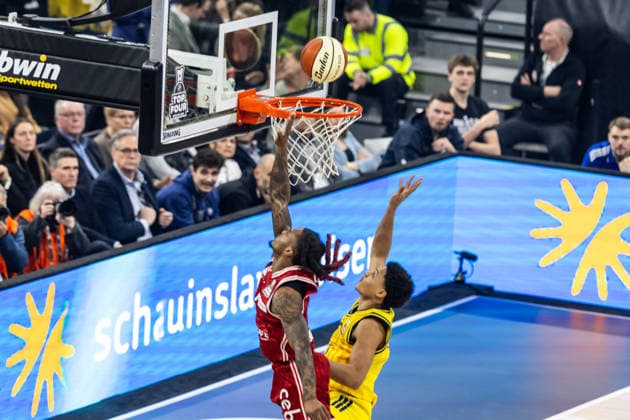 GER, BMW Top Four, Basketball BBL Pokal, Finale, BMA365 Bamberg Baskets - ALBA Berlin. 22.02.2026, SAP Garden, München, GER, BMW Top Four, Basketball BBL Pokal, Finale, BMA365 Bamberg Baskets - ALBA Berlin. Cobe Williams (BMA365 Bamberg Baskets, 24), Jack Kayil (ALBA Berlin 7) Foto Alexander Trienitz München SAP Garden Bayern Deutschland