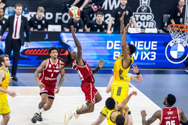 GER, BMW Top Four, Basketball BBL Pokal, Finale, BMA365 Bamberg Baskets - ALBA Berlin. 22.02.2026, SAP Garden, München, GER, BMW Top Four, Basketball BBL Pokal, Finale, BMA365 Bamberg Baskets - ALBA Berlin. Cobe Williams (BMA365 Bamberg Baskets, 24), Norris Agbakoko (ALBA Berlin 17) Foto Alexander Trienitz München SAP Garden Bayern Deutschland