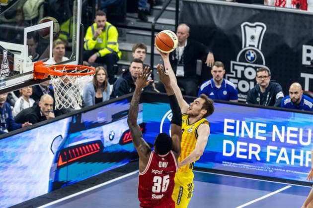 GER, BMW Top Four, Basketball BBL Pokal, Finale, BMA365 Bamberg Baskets - ALBA Berlin. 22.02.2026, SAP Garden, München, GER, BMW Top Four, Basketball BBL Pokal, Finale, BMA365 Bamberg Baskets - ALBA Berlin. Jonas Mattisseck (ALBA Berlin 9), Ejiofor Onu (BMA365 Bamberg Baskets, 35) Foto Alexander Trienitz München SAP Garden Bayern Deutschland