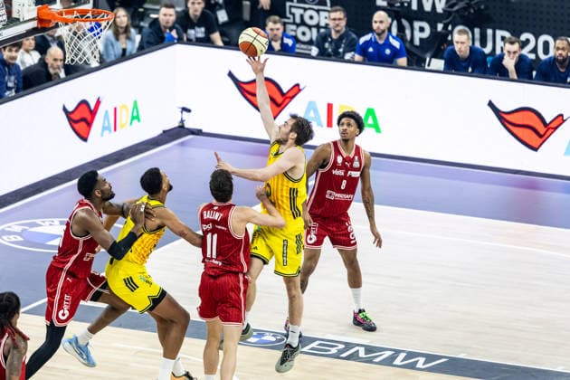 GER, BMW Top Four, Basketball BBL Pokal, Finale, BMA365 Bamberg Baskets - ALBA Berlin. 22.02.2026, SAP Garden, München, GER, BMW Top Four, Basketball BBL Pokal, Finale, BMA365 Bamberg Baskets - ALBA Berlin. Malte Delow (ALBA Berlin 6), Richard Balint (BMA365 Bamberg Baskets, 11) Foto Alexander Trienitz München SAP Garden Bayern Deutschland