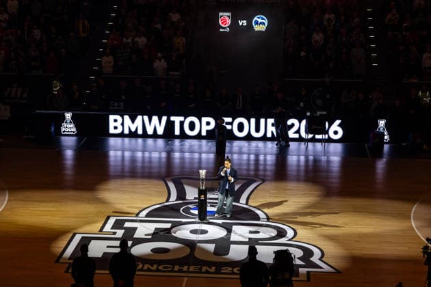 GER, BMW Top Four, Basketball BBL Pokal, Finale, BMA365 Bamberg Baskets - ALBA Berlin. 22.02.2026, SAP Garden, München, GER, BMW Top Four, Basketball BBL Pokal, Finale, BMA365 Bamberg Baskets - ALBA Berlin. Atmosphäre während der Nationalhymne Foto Alexander Trienitz München SAP Garden Bayern Deutschland