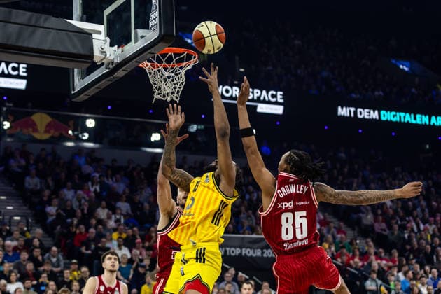 GER, BMW Top Four, Basketball BBL Pokal, Finale, BMA365 Bamberg Baskets - ALBA Berlin. 22.02.2026, SAP Garden, München, GER, BMW Top Four, Basketball BBL Pokal, Finale, BMA365 Bamberg Baskets - ALBA Berlin. J wan Roberts (ALBA Berlin 13), Austin Crowley (BMA365 Bamberg Baskets, 85) Foto Alexander Trienitz München SAP Garden Bayern Deutschland