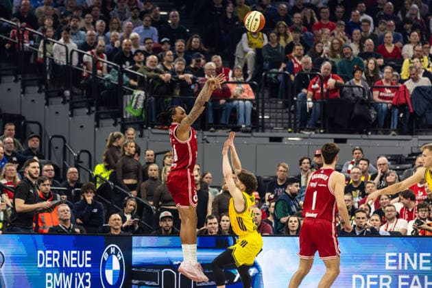 GER, BMW Top Four, Basketball BBL Pokal, Finale, BMA365 Bamberg Baskets - ALBA Berlin. 22.02.2026, SAP Garden, München, GER, BMW Top Four, Basketball BBL Pokal, Finale, BMA365 Bamberg Baskets - ALBA Berlin. Austin Crowley (BMA365 Bamberg Baskets, 85), Bennet Hundt (ALBA Berlin 33) Foto Alexander Trienitz München SAP Garden Bayern Deutschland