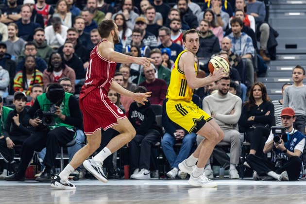 GER, BMW Top Four, Basketball BBL Pokal, Finale, BMA365 Bamberg Baskets - ALBA Berlin. 22.02.2026, SAP Garden, München, GER, BMW Top Four, Basketball BBL Pokal, Finale, BMA365 Bamberg Baskets - ALBA Berlin. Moses Wood (ALBA Berlin 11), Moritz Krimmer (BMA365 Bamberg Baskets, 27) Foto Alexander Trienitz München SAP Garden Bayern Deutschland